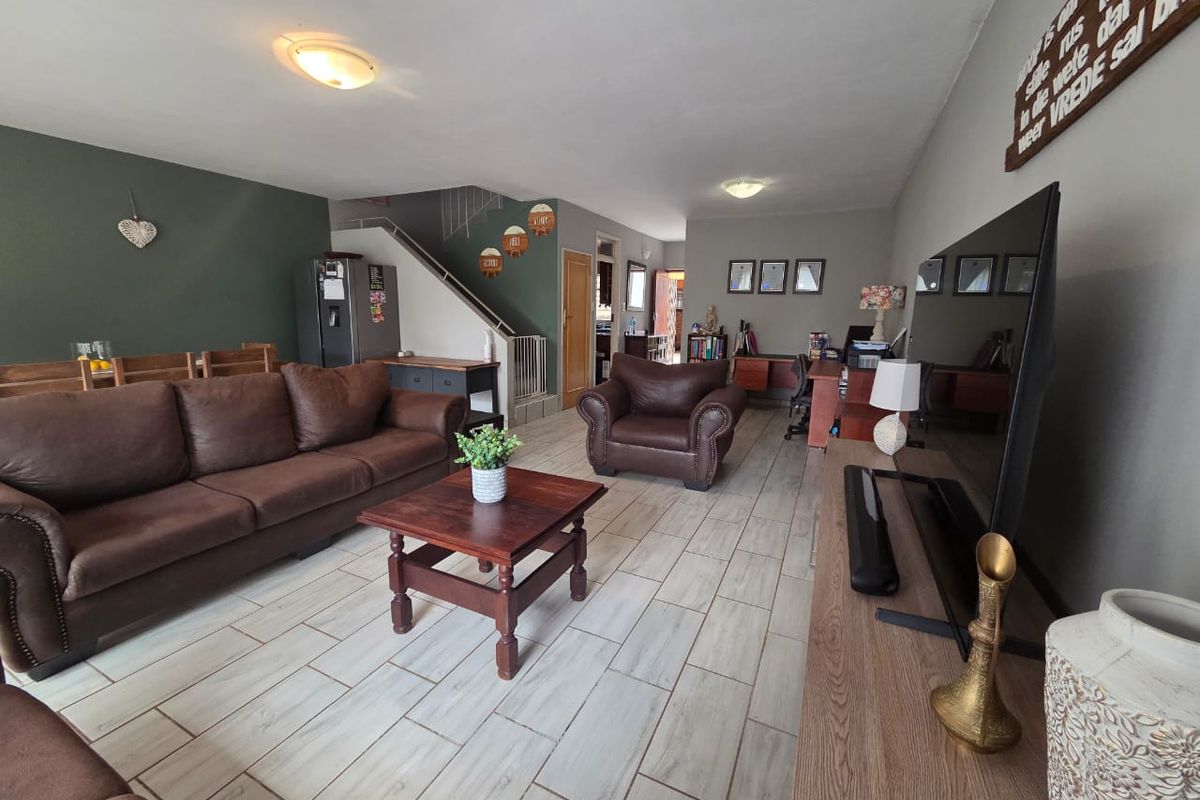 Spacious 3-Bedroom Duplex With Garage - Photo 2