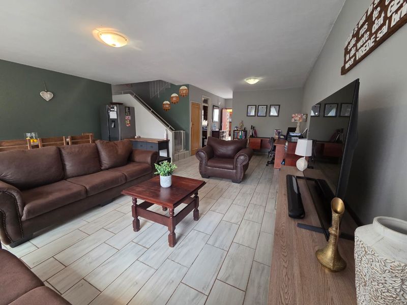 Spacious 3-Bedroom Duplex With Garage - Photo 2