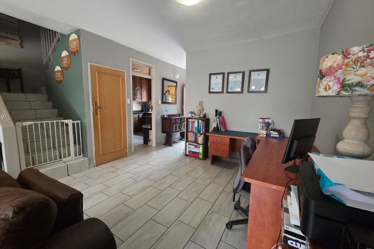 Spacious 3-Bedroom Duplex With Garage - Photo 3