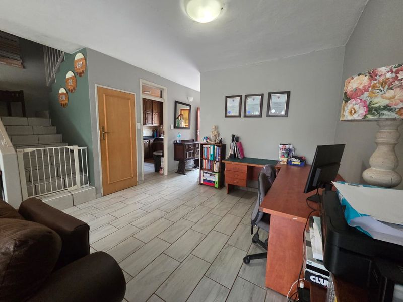 Spacious 3-Bedroom Duplex With Garage - Photo 3