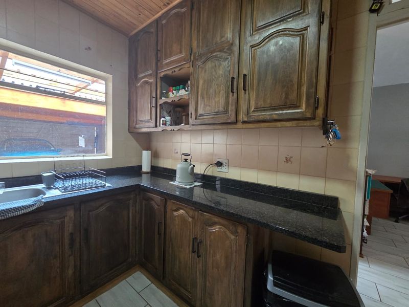 Spacious 3-Bedroom Duplex With Garage - Photo 9