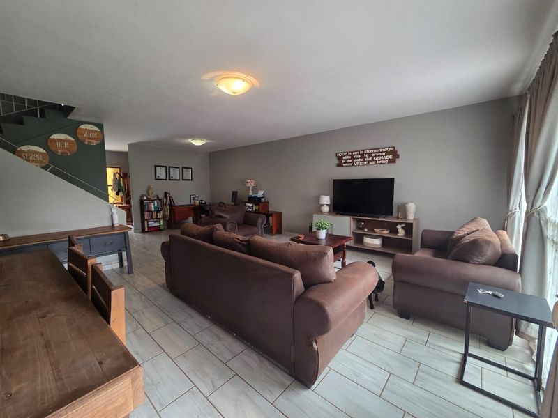 Spacious 3-Bedroom Duplex With Garage - Photo 8