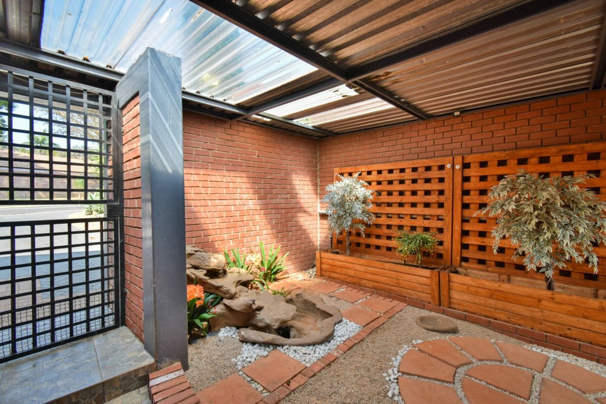 Immaculate Double Storey Family Home - Photo 2