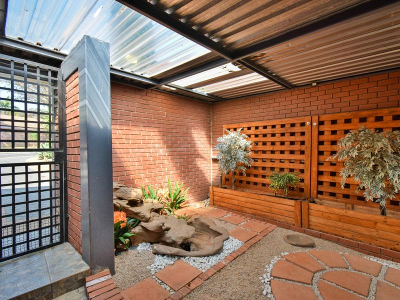 Immaculate Double Storey Family Home - Photo 2