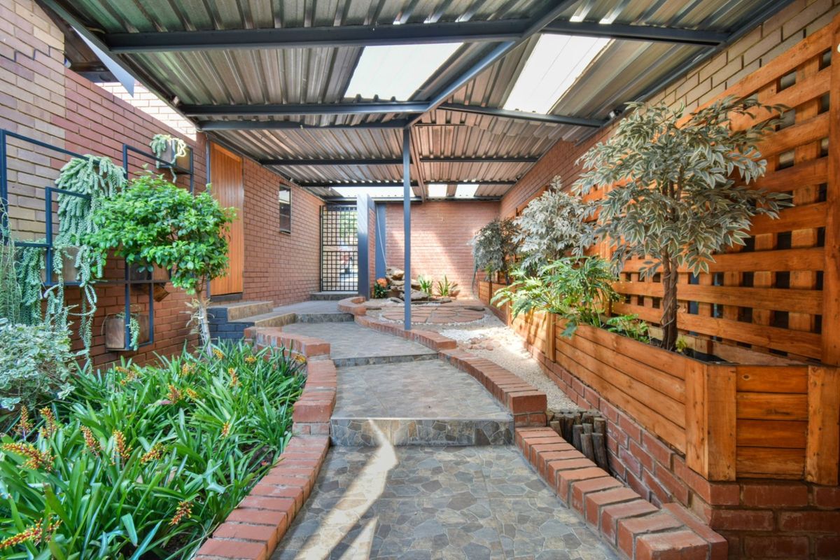 Immaculate Double Storey Family Home - Photo 3