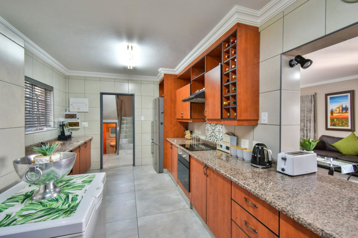 Immaculate Double Storey Family Home - Photo 5