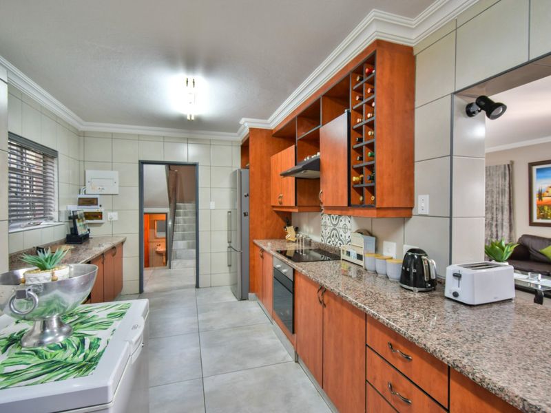 Immaculate Double Storey Family Home - Photo 5