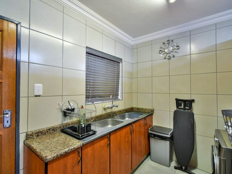 Immaculate Double Storey Family Home - Photo 10