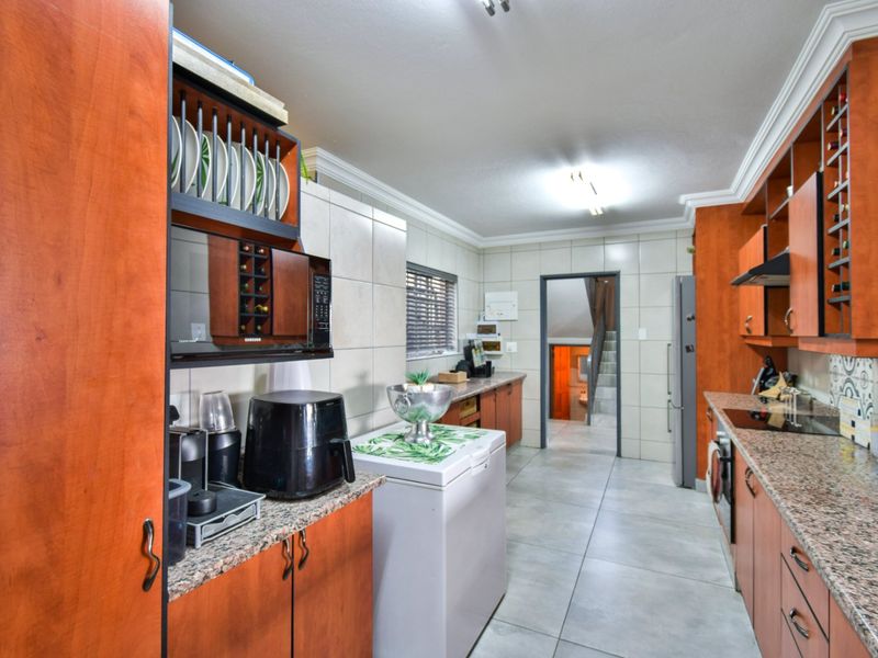 Immaculate Double Storey Family Home - Photo 9