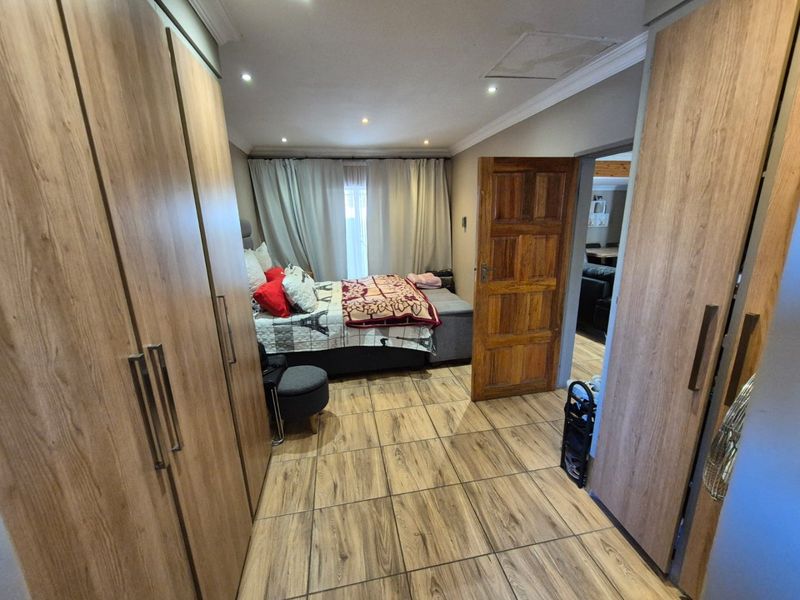 Charming Duet With Modern Finishes - Photo 3