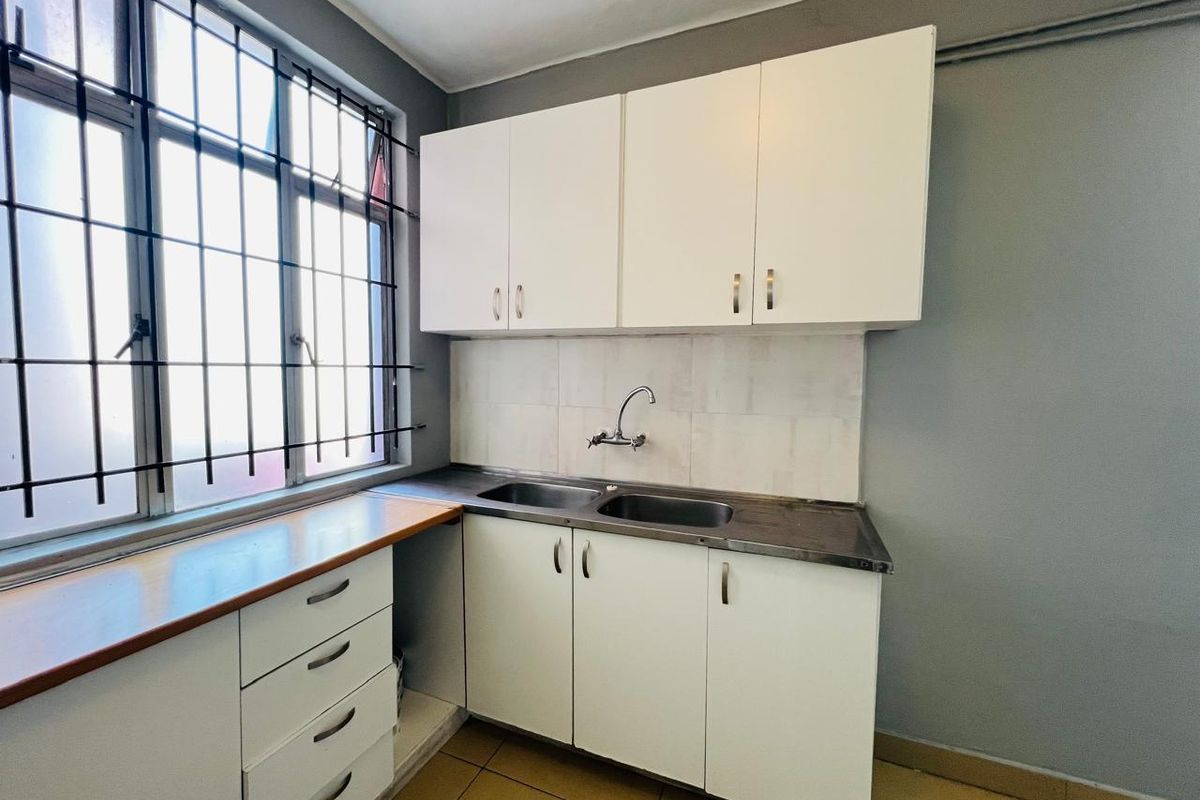 3 Bedrooms, 2 Bathrooms Penthouse For Sale In South Beach, Durban - Photo 2