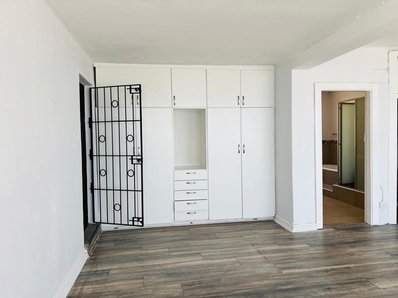 3 Bedrooms, 2 Bathrooms Penthouse For Sale In South Beach, Durban - Photo 10