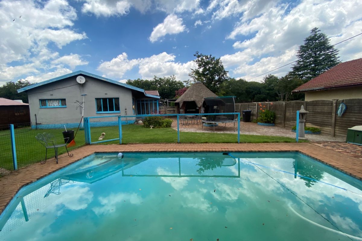 Three Bedroom house in Big corner stand ! - Photo 2