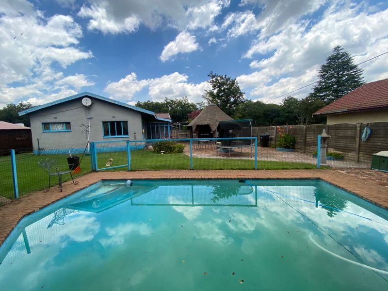 Three Bedroom house in Big corner stand ! - Photo 2