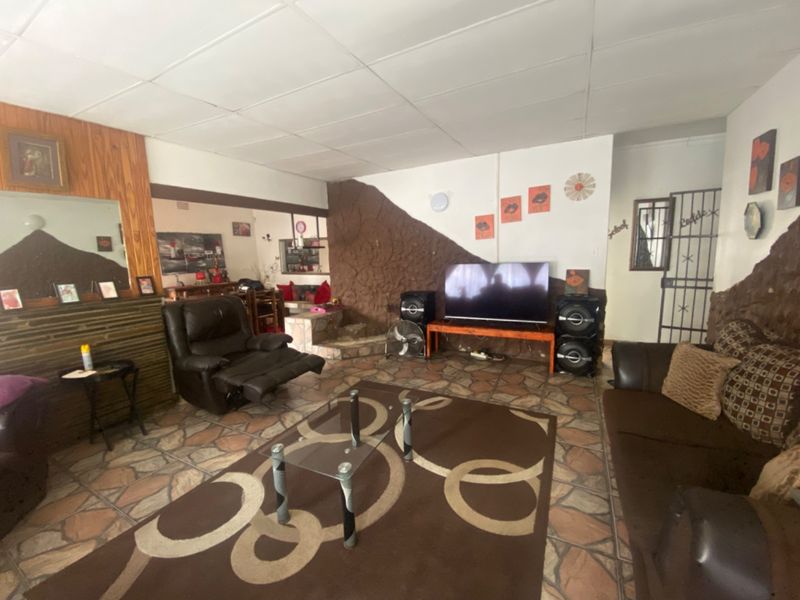 Three Bedroom house in Big corner stand ! - Photo 10