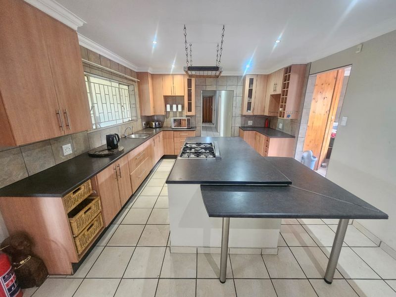 A Lovely 4 Bedroom 2 bathroom house for rent on a plot in Mnandi - Photo 4