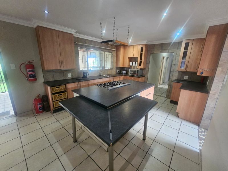 A Lovely 4 Bedroom 2 bathroom house for rent on a plot in Mnandi - Photo 3