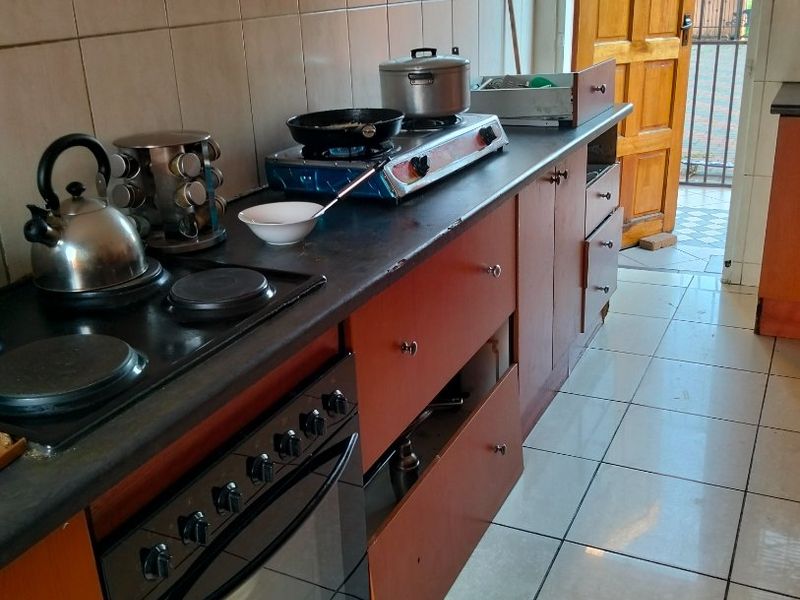 Stunning Family Home for Sale - R1,000,000 Elandspoort  ?? - Photo 10