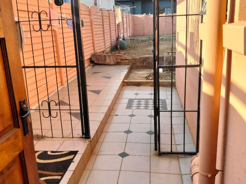 Stunning Family Home for Sale - R1,000,000 Elandspoort  ?? - Photo 9