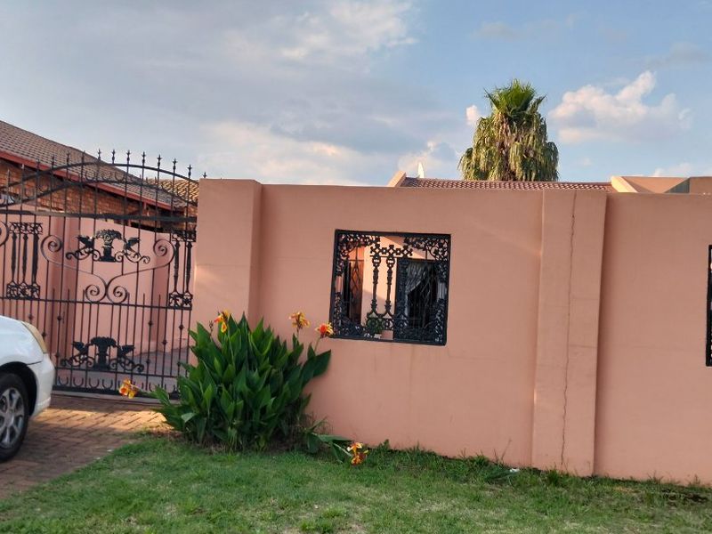 Stunning Family Home for Sale - R1,000,000 Elandspoort  ?? - Photo 8