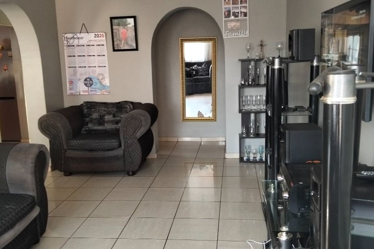 Stunning Family Home for Sale - R1,000,000 Elandspoort  ?? - Photo 2