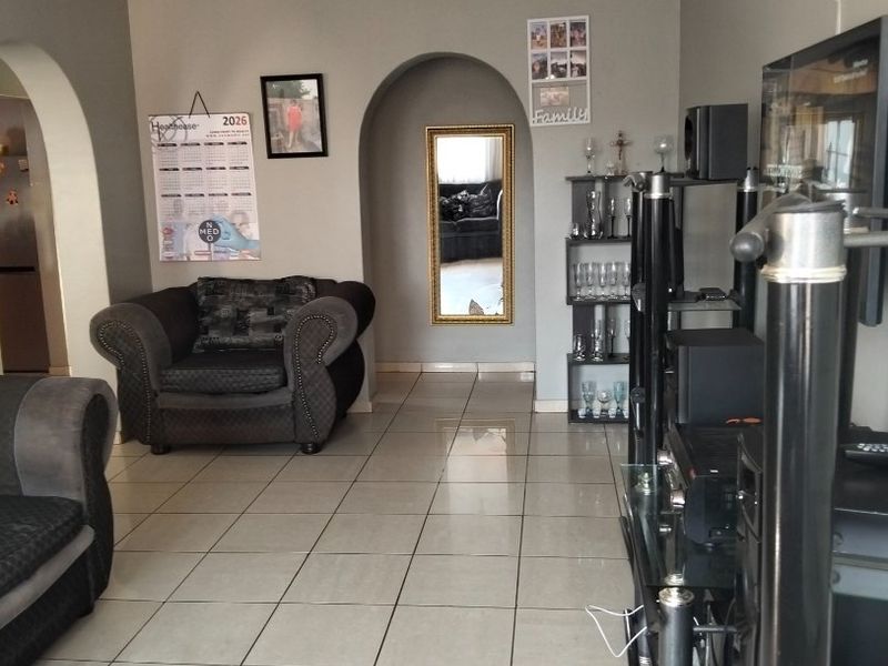 Stunning Family Home for Sale - R1,000,000 Elandspoort  ?? - Photo 2