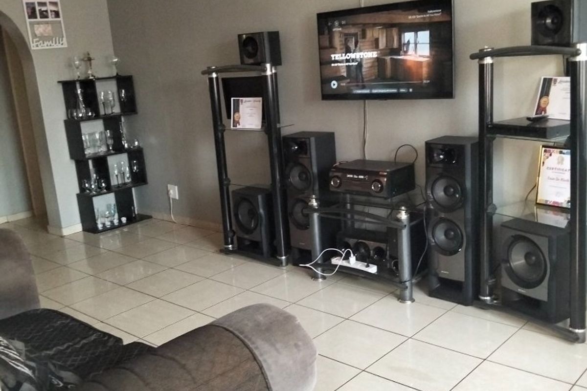 Stunning Family Home for Sale - R1,000,000 Elandspoort  ?? - Photo 5