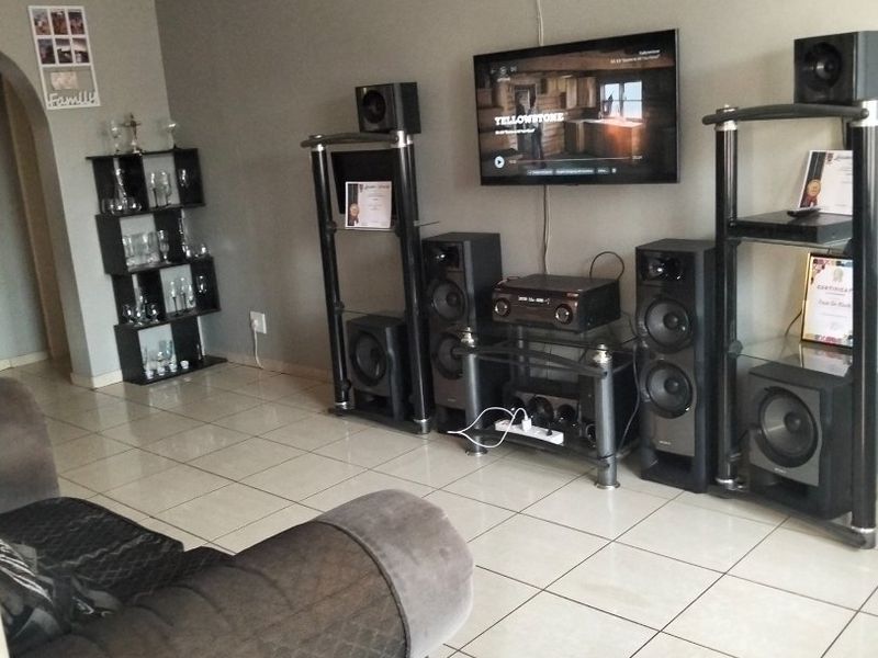 Stunning Family Home for Sale - R1,000,000 Elandspoort  ?? - Photo 5