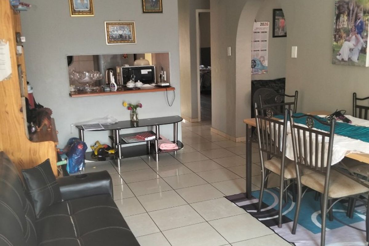 Stunning Family Home for Sale - R1,000,000 Elandspoort  ?? - Photo 4