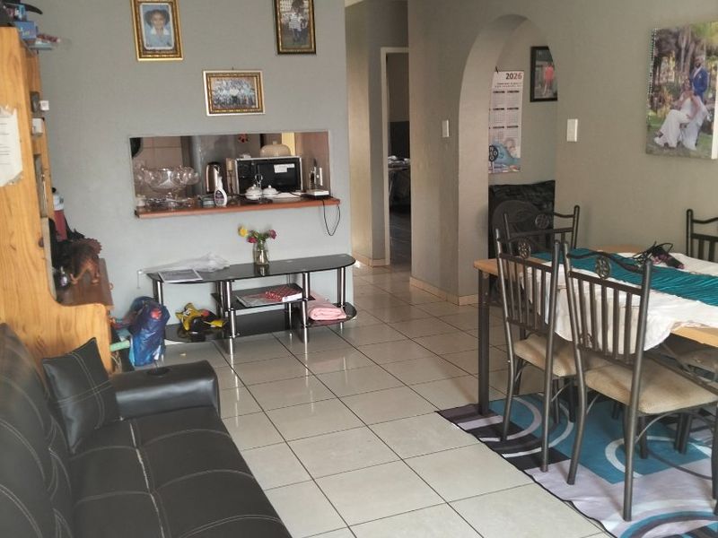 Stunning Family Home for Sale - R1,000,000 Elandspoort  ?? - Photo 4