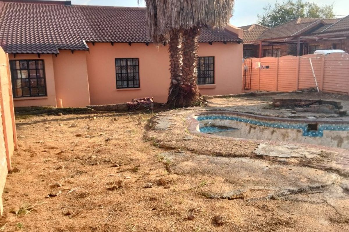 Stunning Family Home for Sale - R1,000,000 Elandspoort  ?? - Photo 3