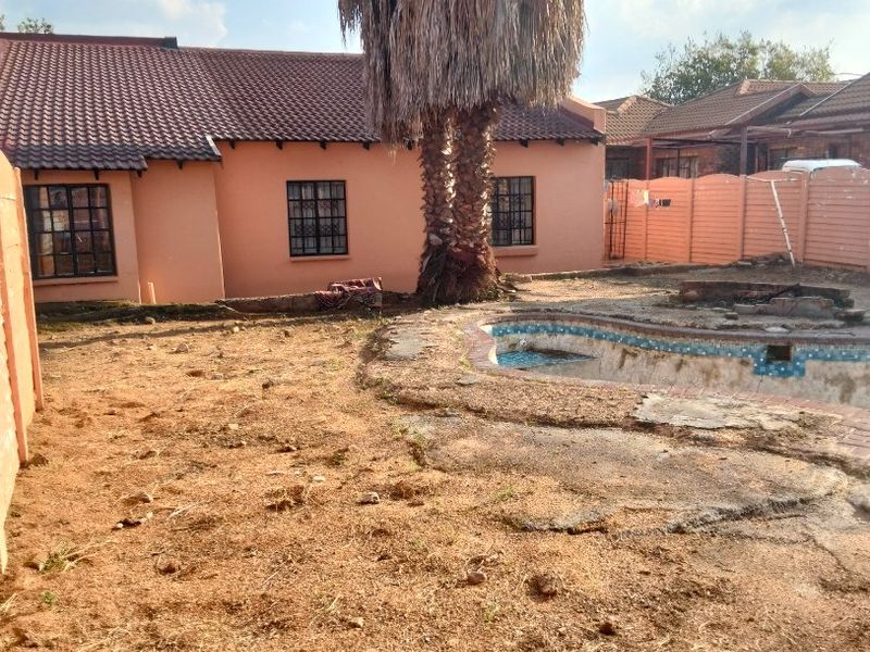 Stunning Family Home for Sale - R1,000,000 Elandspoort  ?? - Photo 3