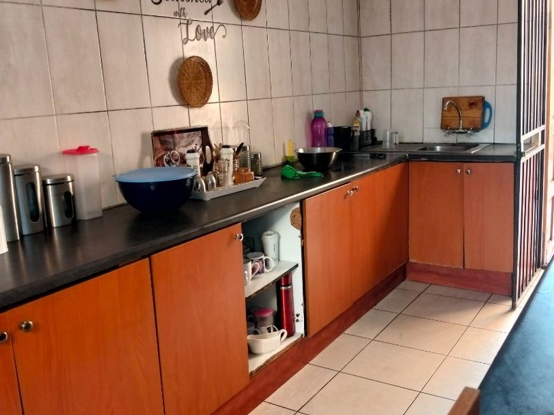  Stunning Family Home for Sale - R1,000,000 Elandspoort  ?? - Photo 2