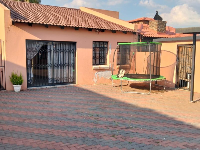  Stunning Family Home for Sale - R1,000,000 Elandspoort  ?? - Photo 1