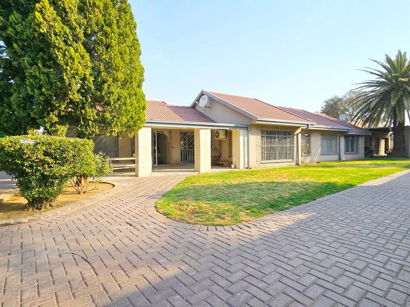 Home with a pool and a two-bedroom cottage in Arcon Park. - Photo 4