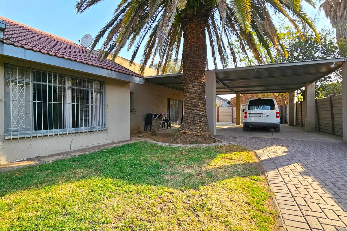 Home with a pool and a two-bedroom cottage in Arcon Park. - Photo 5