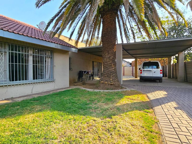 Home with a pool and a two-bedroom cottage in Arcon Park. - Photo 5
