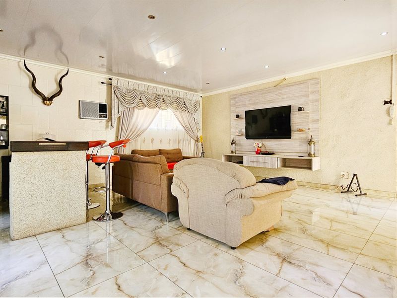 Home with a pool and a two-bedroom cottage in Arcon Park. - Photo 10