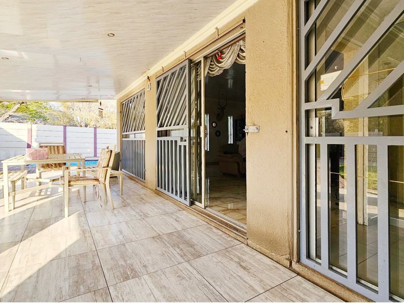 Home with a pool and a two-bedroom cottage in Arcon Park. - Photo 8