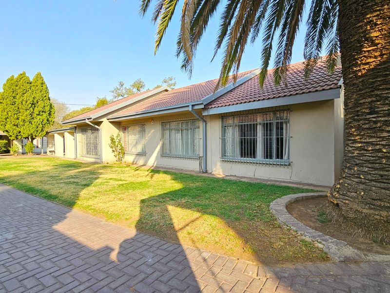 Home with a pool and a two-bedroom cottage in Arcon Park. - Photo 7