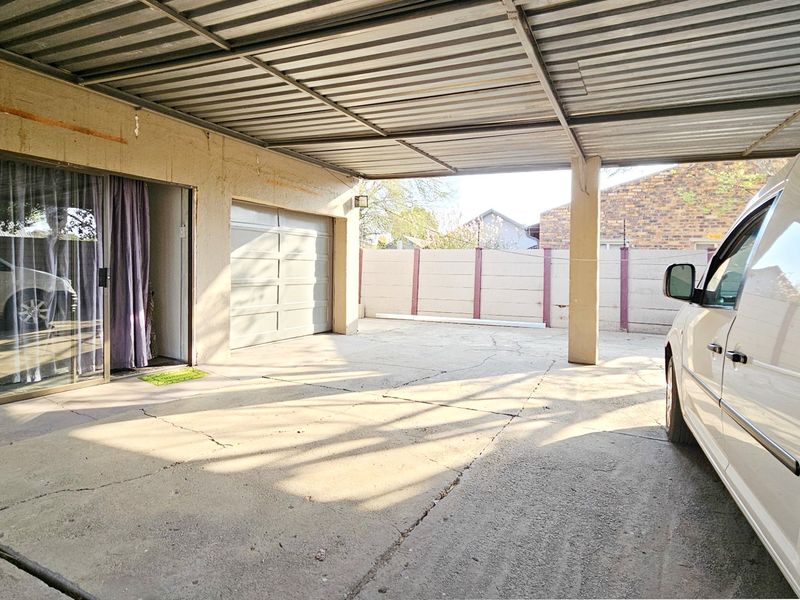 Home with a pool and a two-bedroom cottage in Arcon Park. - Photo 6