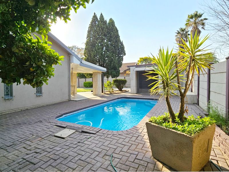 Home with a pool and a two-bedroom cottage in Arcon Park. - Photo 2