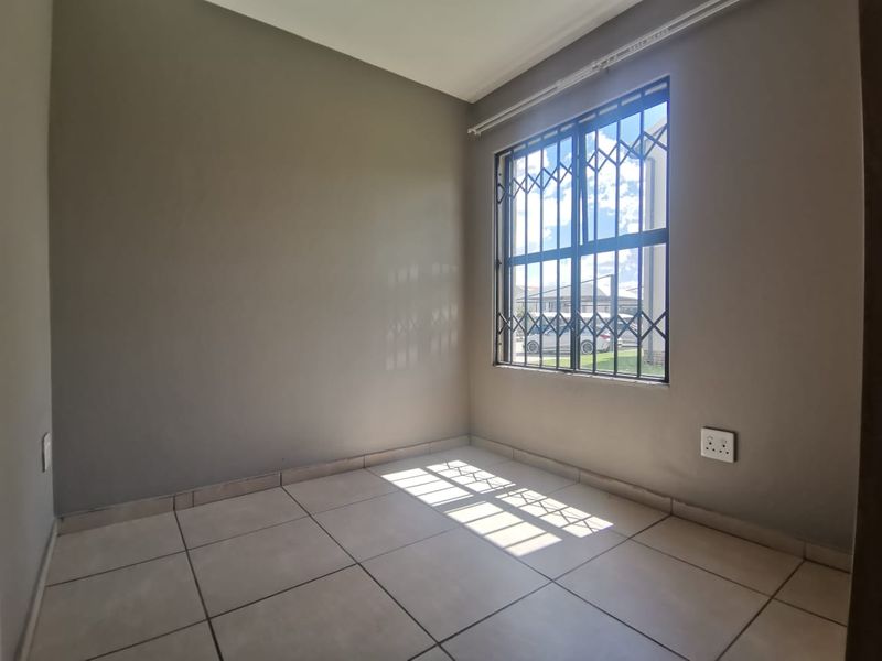 COZY TWO BEDROOM ONE BATHROOM APARTMENT FOR SALE IN LAKEFIELD - Photo 8