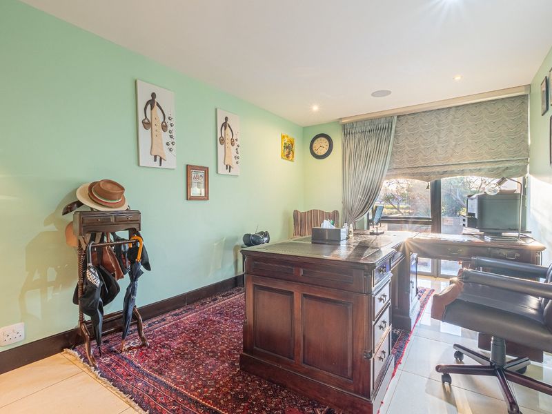 EXCLUSIVE 905m2 HOME IN LOMBARDY ESTATE, PRETORIA EAST - Photo 9