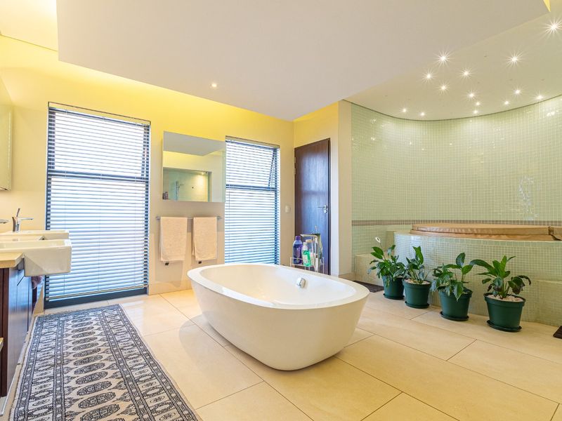 EXCLUSIVE 905m2 HOME IN LOMBARDY ESTATE, PRETORIA EAST - Photo 10