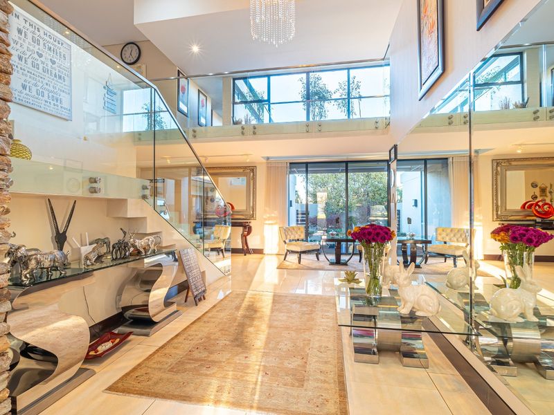 EXCLUSIVE 905m2 HOME IN LOMBARDY ESTATE, PRETORIA EAST - Photo 2