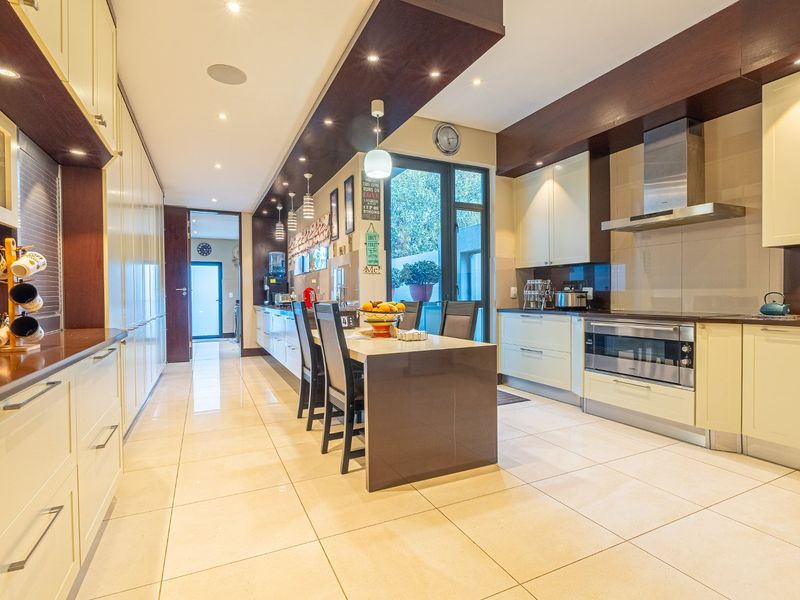 EXCLUSIVE 905m2 HOME IN LOMBARDY ESTATE, PRETORIA EAST - Photo 8