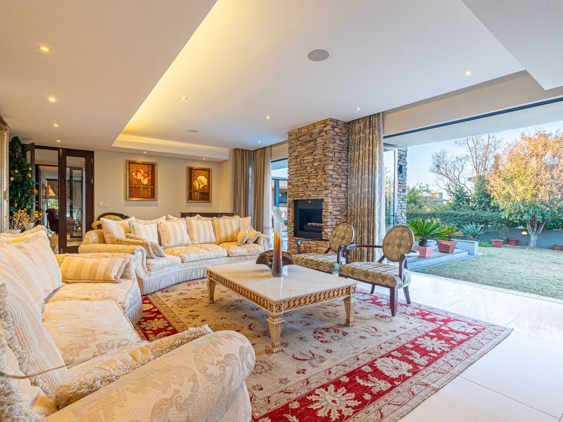EXCLUSIVE 905m2 HOME IN LOMBARDY ESTATE, PRETORIA EAST - Photo 1