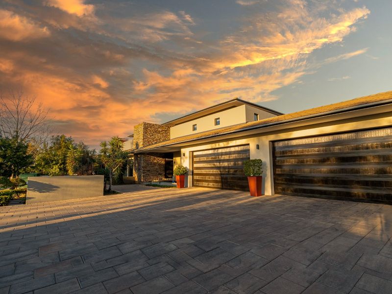 EXCLUSIVE 905m2 HOME IN LOMBARDY ESTATE, PRETORIA EAST - Photo 3