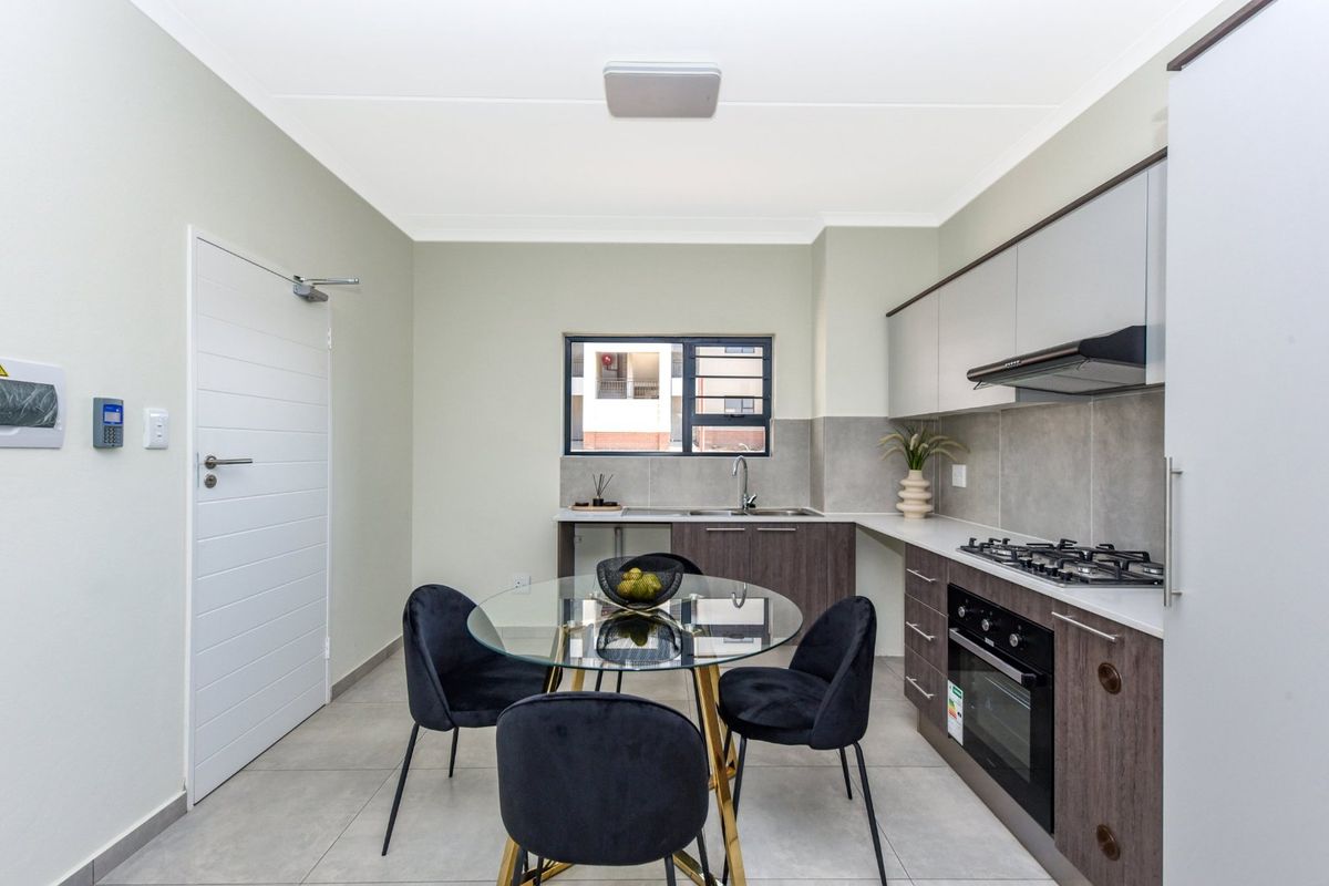 2 Bed   2 Bath apartment for sale Northridding  - Photo 4